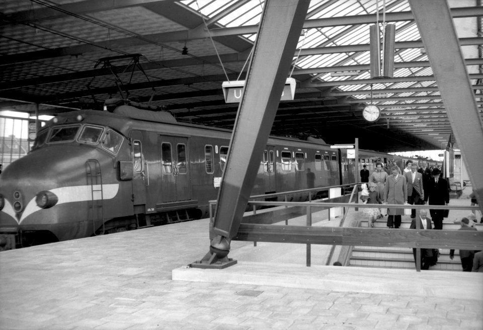 HUA-155022-Afbeelding van het electrische treinstel nr 360 mat 1954 plan M van de NS langs het perron van het NS station Schiedam Rotterdam West te Schiedam