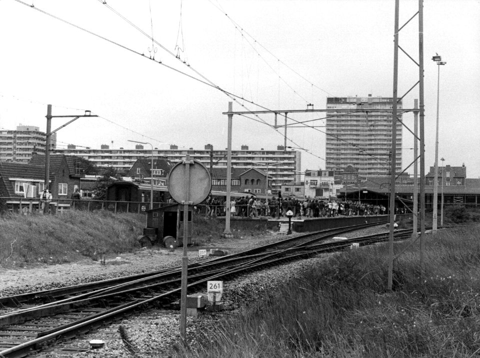 HUA-156289-Gezicht op het perron van het N.S.-station Zandvoort aan Zee te Zandvoort aan Zee