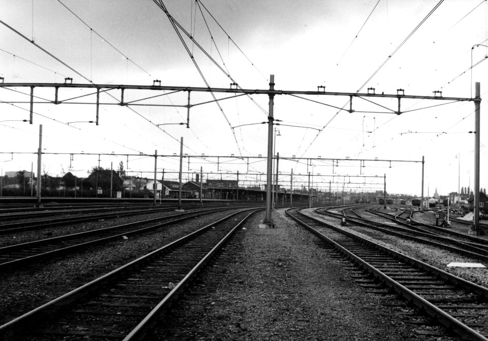 HUA-155140-Gezicht op het emplacement bij het N.S.-station Sittard te Sittard