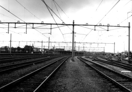 HUA-155140-Gezicht op het emplacement bij het N.S.-station Sittard te Sittard