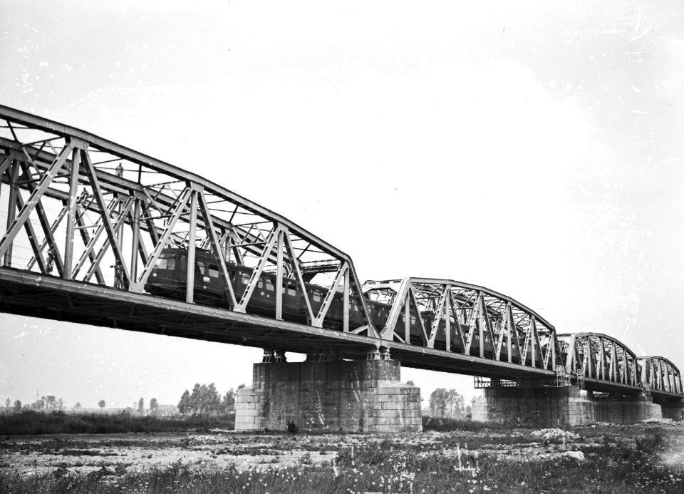 HUA-154941-gezicht op de spoorbrug over de Maas en een electrisch treinstel mat. 1946 van de N.S. te Buggenum