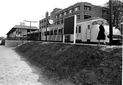HUA-155055-Gezicht op het perron van het N.S.-station Veenendaal Centrum te Veenendaal met het electrische treinstel nr. 938 (mat. 1964, plan V) van de N.S
