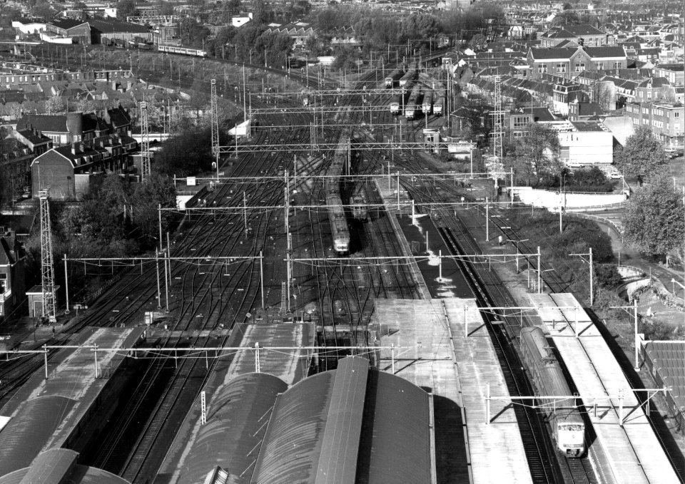 HUA-155145-Gezicht op het emplacement bij het N.S.-station Utrecht C.S. te Utrecht