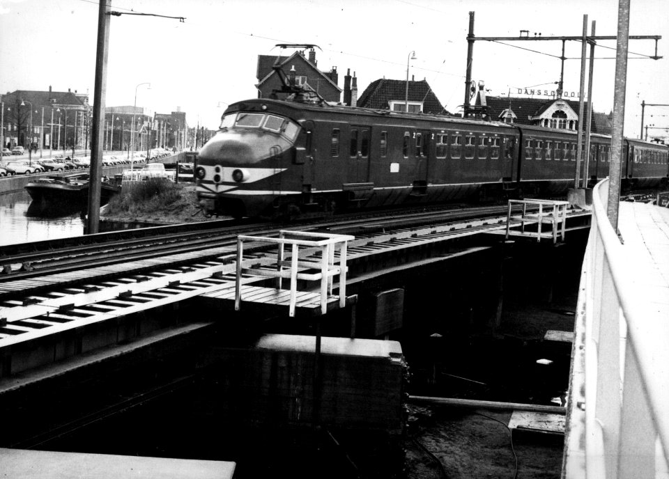 HUA-154977-Afbeelding van een electrisch treinstel mat. 1954 (Plan P) van de N.S. over de (oude) spoorbrug over de Buitenwatersloot te Delft