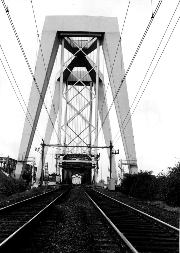 HUA-154986-Gezicht op de nieuwe hefbrug over de Oude Maas te Dordrecht