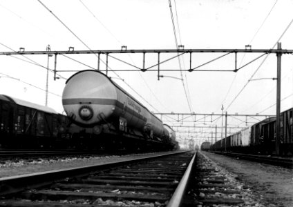 HUA-155131-Gezicht op het emplacement met goederenwagons bij het NS station Roosendaal te Roosendaal