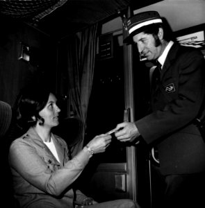 HUA-152886-Afbeelding van een conducteur tijdens de kaartcontrole