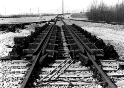 HUA-154900-Afbeelding van een rangeerspoor met railremmen op het rangeerterrein Kijfhoek van de NS