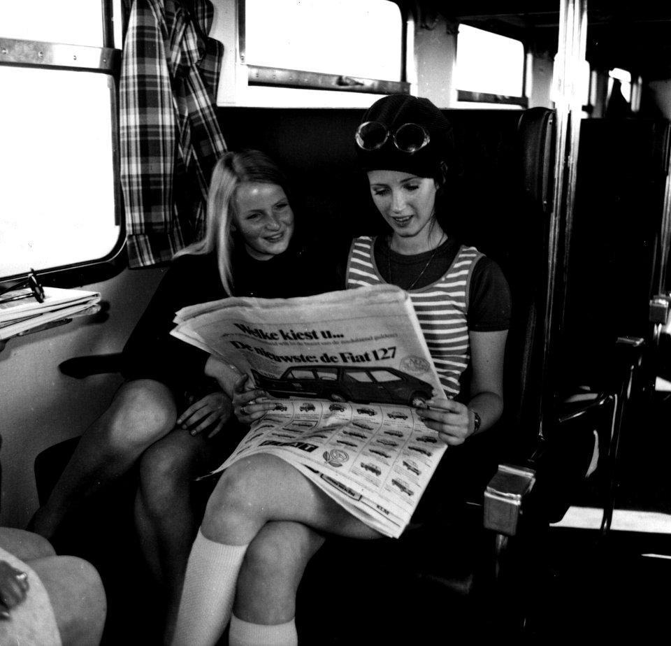 HUA-152882-Afbeelding van twee reizigsters in een trein