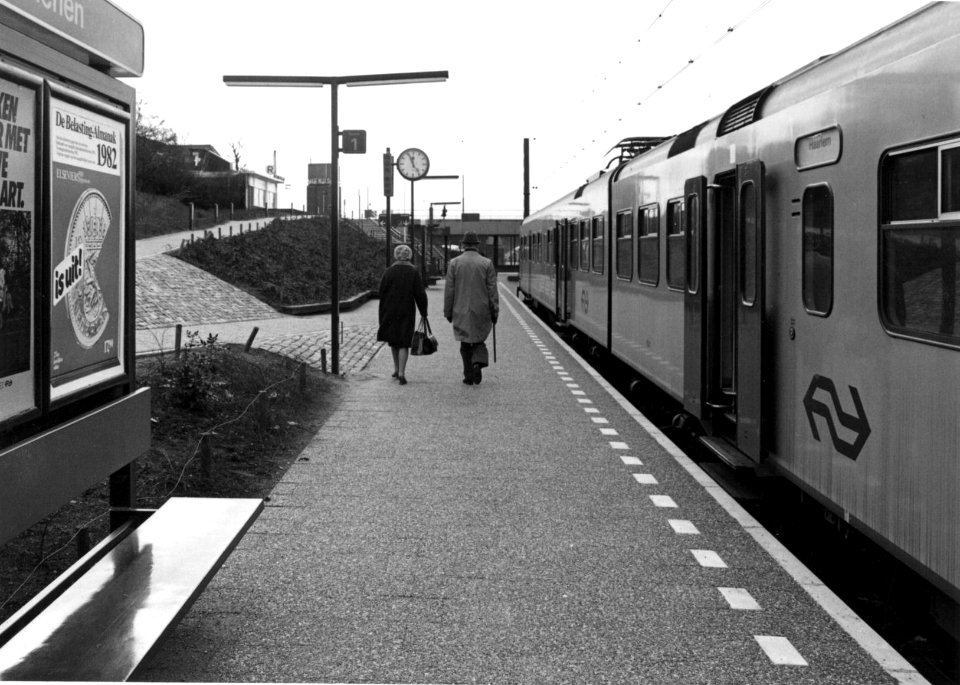 HUA-155053-Gezicht op het perron van het NS station Rhenen te Rhenen met het electrische treinstel nr 934 mat 1964 plan V van de NS