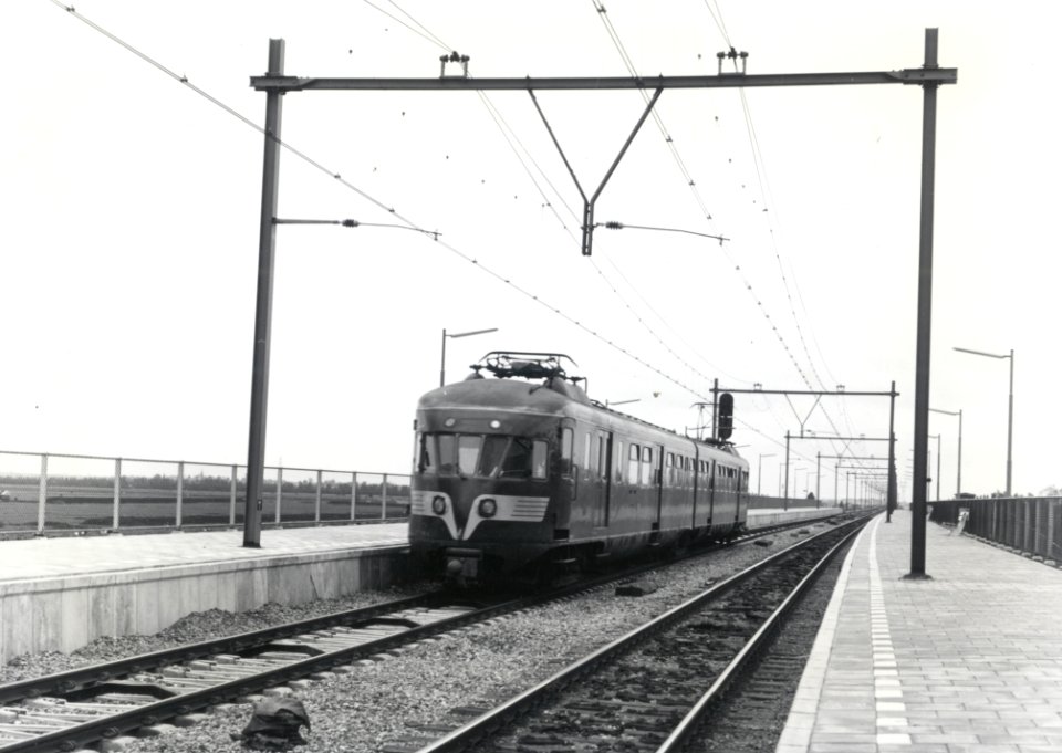 HUA-155001-Afbeelding van een electrisch treinstel mat 1946 van de NS langs het pas gebouwde perron van het NS station Rotterdam Alexander te Rotterdam