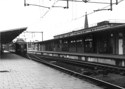 HUA-155067-Gezicht op de perrons van het N.S.-station Zutphen te Zutphen met een electrisch treinstel mat. 1946 van de N.S