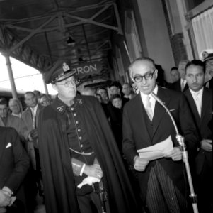 HUA-152937-Afbeelding van de ontvangst van de Argentijnse president Frondisi door Prins Bernhard op het NS station Baarn te Baarn