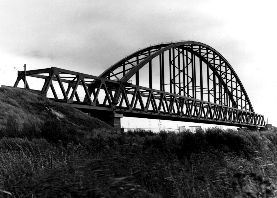 HUA-155171-Gezicht op de spoorbrug over het Amsterdam-Rijnkanaal bij Weesp