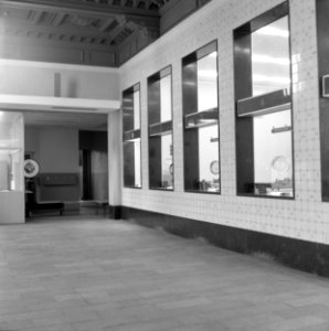 HUA-155130-Interieur van het N.S.-station Delft te Delft- hal met loketten en bagagebalie