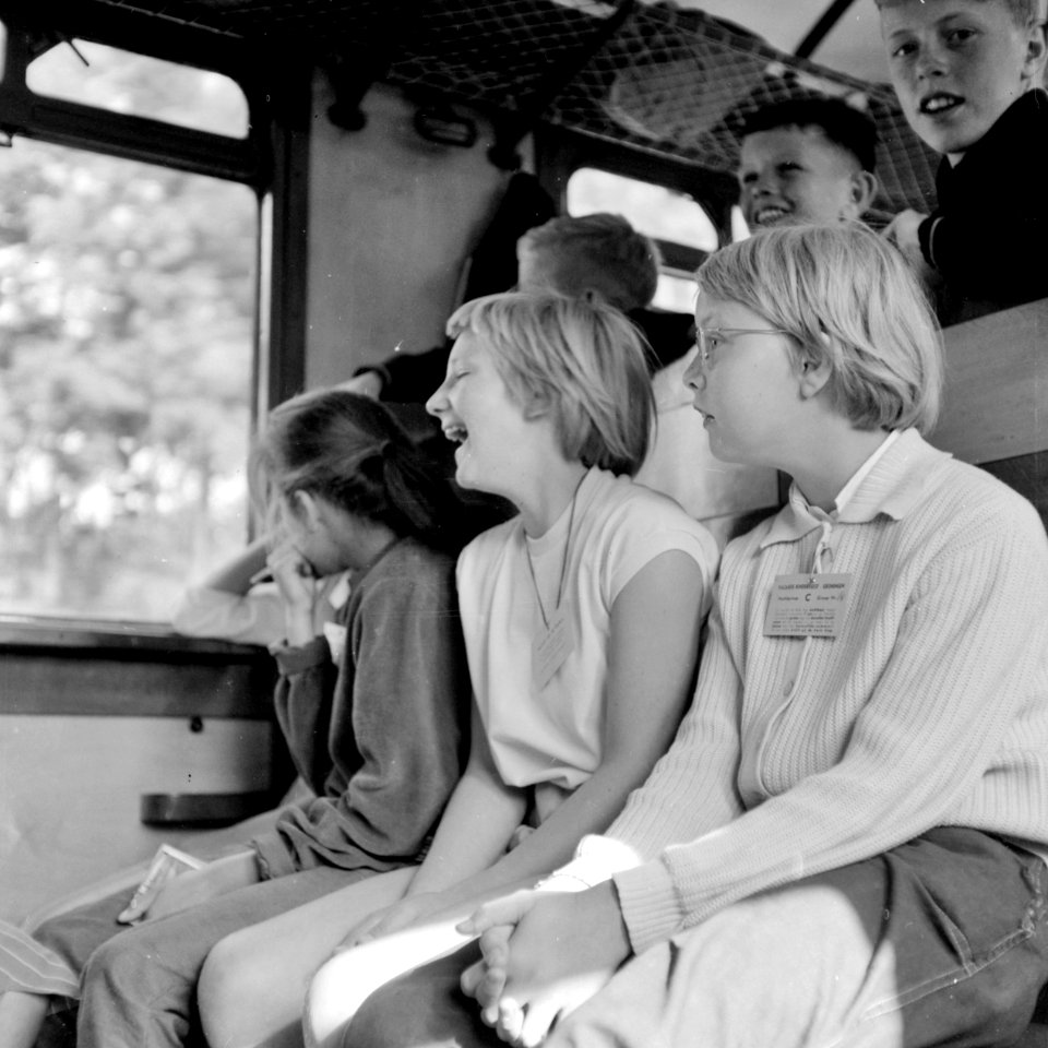 HUA-152951-Afbeelding van Groningse kinderen in de Vakantie Kindertrein tijdens een speciale rit naar Beilen ter gelegenheid van het Vakantie Kinderfeest