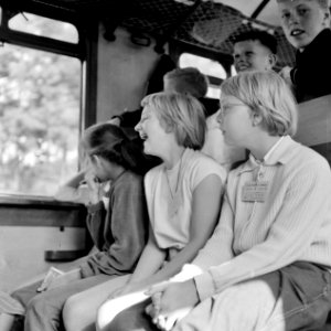 HUA-152951-Afbeelding van Groningse kinderen in de Vakantie Kindertrein tijdens een speciale rit naar Beilen ter gelegenheid van het Vakantie Kinderfeest