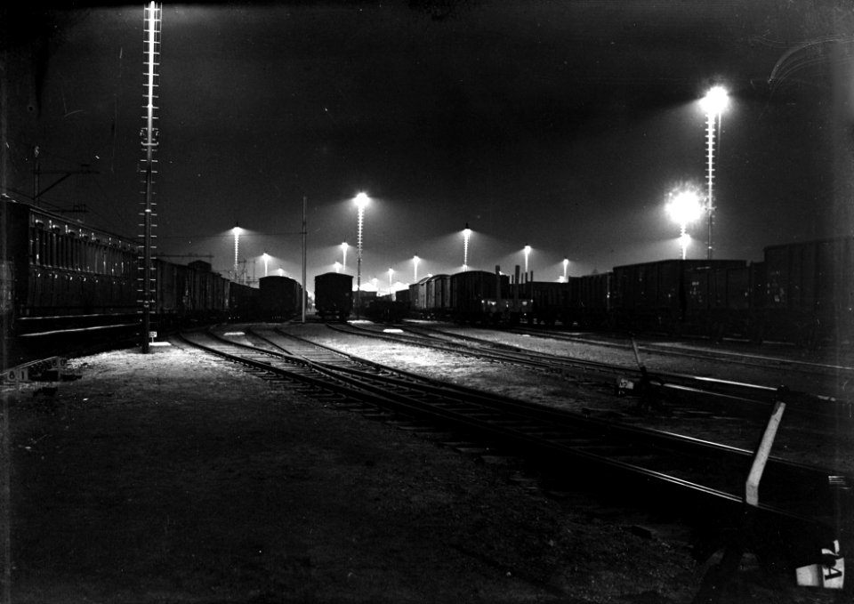 HUA-154790-Gezicht op het rangeerterrein Watergraafsmeer van de N.S. te Amsterdam bij nacht