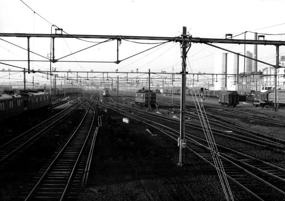 HUA-154906-Gezicht op het emplacement aan de westzijde van het N.S.-station Leeuwarden te Leeuwarden