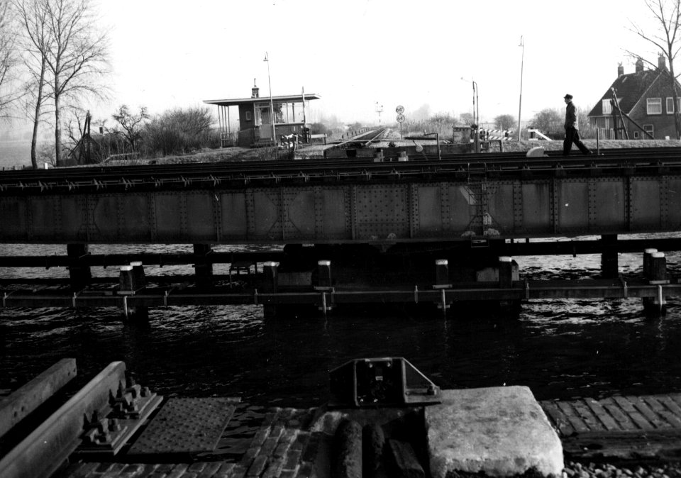 HUA-154930-Gezicht op de spoorbrug draaibrug over het Merwedekanaal te Arkel