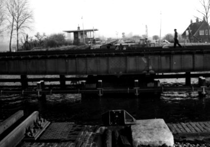 HUA-154930-Gezicht op de spoorbrug draaibrug over het Merwedekanaal te Arkel