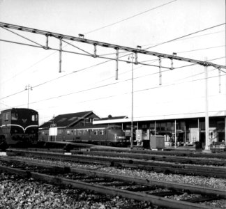 HUA-155096-Gezicht op de perronzijde van het NS station Zevenaar te Zevenaar met de diesel electrische locomotief nr 2332 serie 2200 2300 en een diesel electrisc