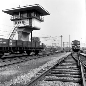 HUA-154769-Gezicht op "de hoge post" aan de zuidzijde van het N.S.-station Utrecht C.S. te Utrecht. N.B. De "hoge post" is in 1938 gebouwd als seinhuis Post R, maar nooit als zodanig in gebruik genomen. Het sein