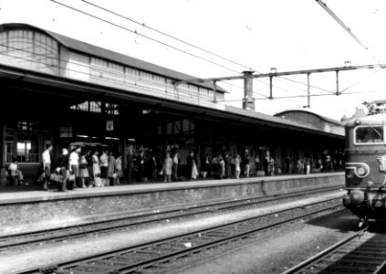 HUA-153001-Gezicht op het perron met reizigers van het N.S.-station Amersfoort te Amersfoort