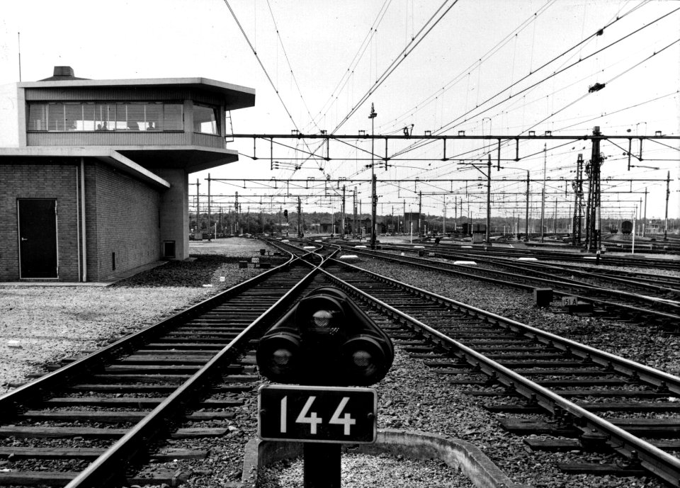 HUA-154788-Gezicht op het emplacement van de N.S. te Amersfoort met links het seinhuis en rechts op de achtergrond het rangeerterrein