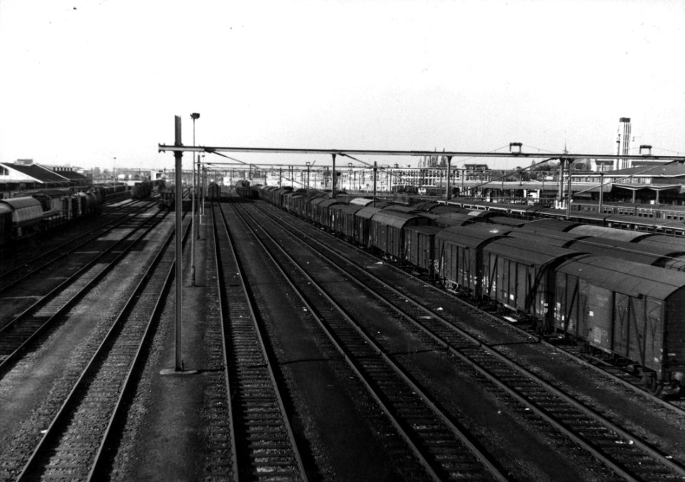 HUA-155151-Gezicht op het emplacement met goederentreinen bij het N.S-station Venlo te Venlo