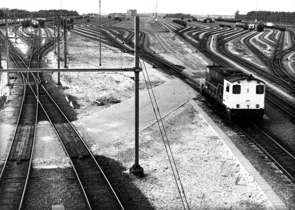 HUA-154868-Gezicht op het rangeerterrein Kijfhoek met rechts de radiografisch bestuurbare diesel-electrische locomotief nr. 2270 (serie 2200-2300) van de N.S
