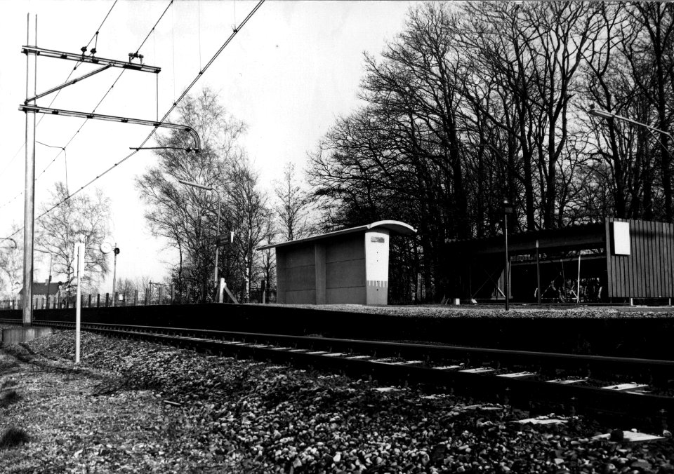 HUA-153030-Gezicht op het perron met fietsenstalling en abri van het N.S.-station Barneveld-Voorthuizen te Barneveld. N.B. De naam Barneveld-Voorthuizen is per 31 mei 1981 gewijzigd in Barneveld Noord