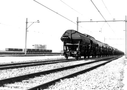 HUA-154885-Gezicht op het in aanbouw zijnde rangeerterrein Kijfhoek van de N.S. met rechts een aantal zelflossers met ballast