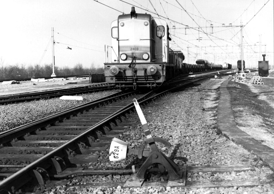 HUA-154880-Afbeelding van de diesel electrische locomotief nr 2403 serie 2400 2500 van de NS met een goederentrein bij het rangeerterrein Kijfhoek