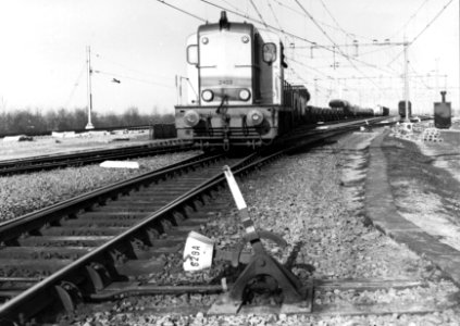 HUA-154880-Afbeelding van de diesel electrische locomotief nr 2403 serie 2400 2500 van de NS met een goederentrein bij het rangeerterrein Kijfhoek