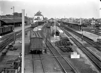 HUA-154636-Gezicht op het emplacement de perrons en het stationsgebouw van het NS station Leeuwarden te Leeuwarden Er is een begin gemaakt met de electrificatie 