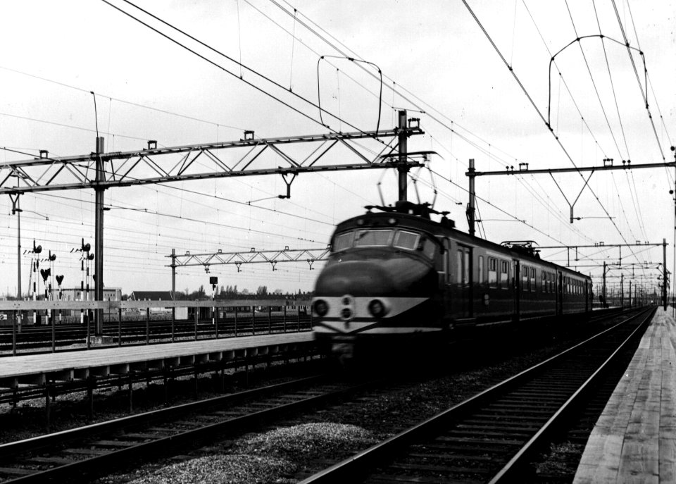 HUA-155012-Afbeelding van een electrisch treinstel mat. 1954 (plan Q) langs het noodperron van het N.S.-station Rotterdam Lombardijen te Rotterdam