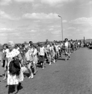 HUA-152959-Afbeelding van kinderen bij aankomst per trein te Zandvoort aan Zee (Groot Vakantie Kinderfeest)
