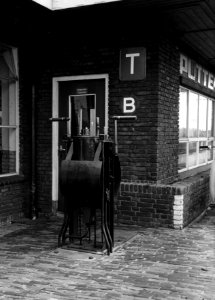 HUA-154732-Afbeelding van het bedieningsmechanisme voor de spoorwegovergang bij het seinhuis in het N.S.-station Putten te Putten