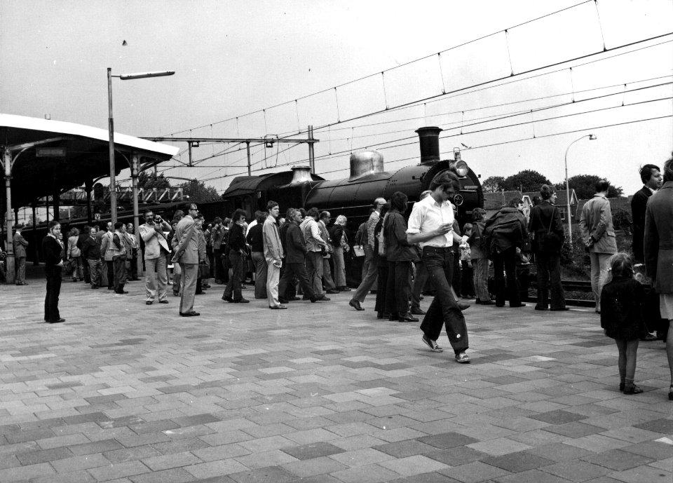 HUA-152984-Afbeelding van museum-stoomlocomotief nr. 3737 tijdens een rit voor de N.V.B.S. op het N.S.-station te Geldermalsen