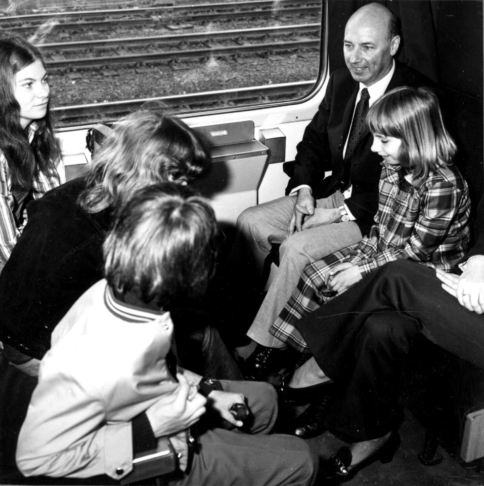 HUA-152918-Afbeelding van reizigers in een trein