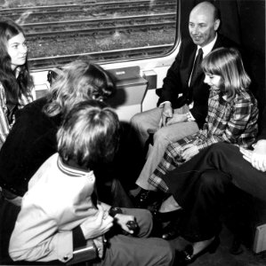 HUA-152918-Afbeelding van reizigers in een trein