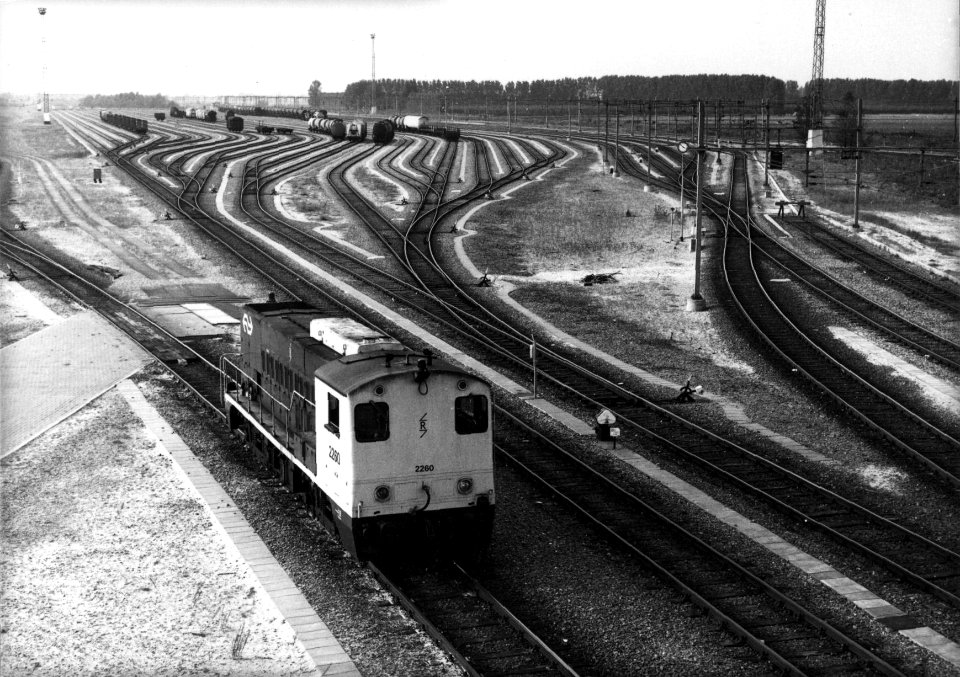 HUA-154872-Gezicht op het rangeerterrein Kijfhoek met links vooraan de radiografisch bestuurbare diesel electrische locomotief nr 2260 serie 2200 2300 van de NS