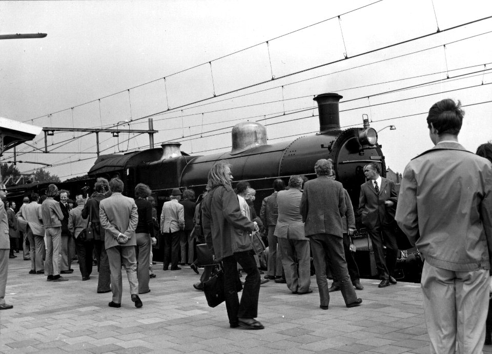 HUA-152983-Afbeelding van museum stoomlocomotief nr 3737 tijdens een rit voor de NVBS op het NS station te Geldermalsen