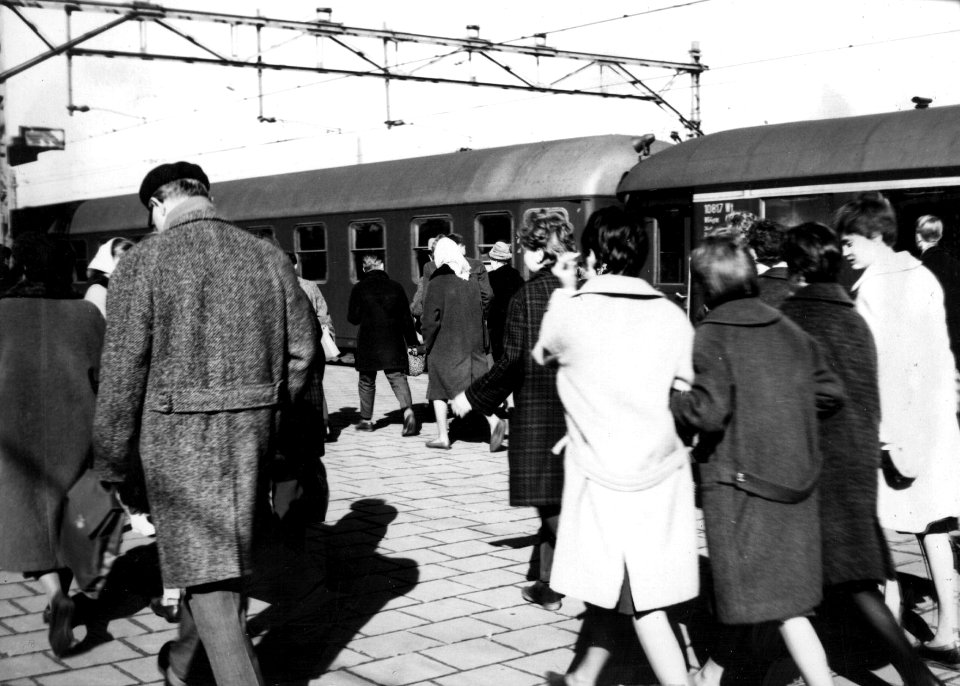 HUA-152967-Afbeelding van uitstappende reizigers uit een extra trein op het N.S.-station Hoek van Holland te Hoek van Holland