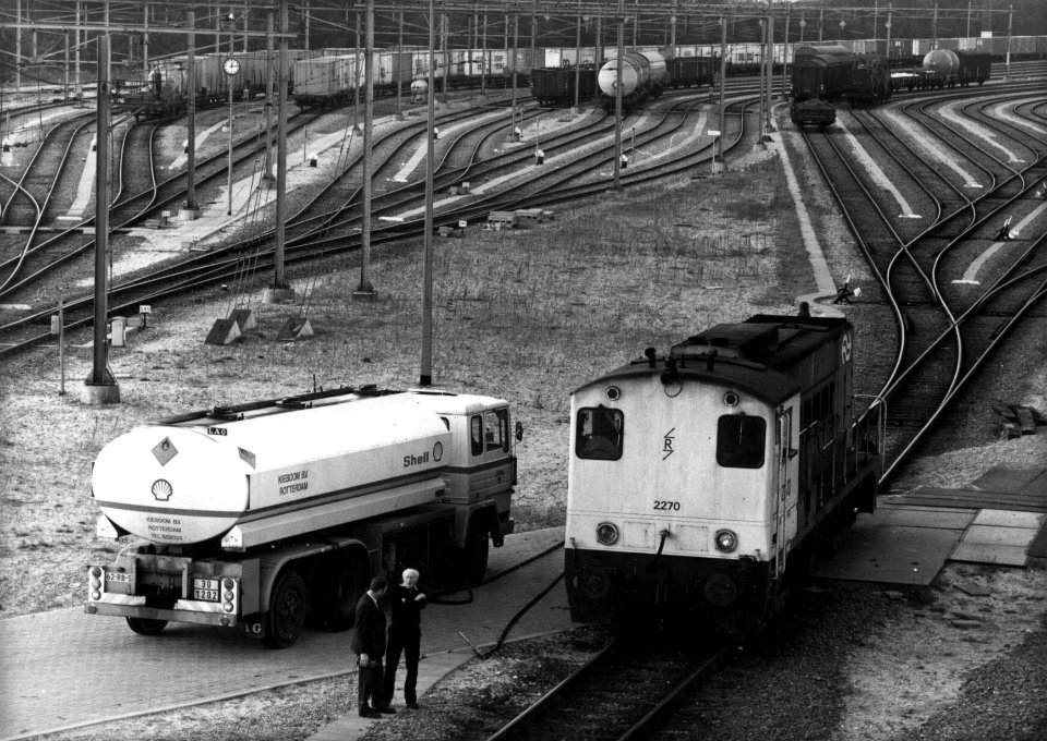 HUA-154874-Gezicht op het rangeerterrein Kijfhoek met op de voorgrond een tankwagen en de radiografisch bestuurbare diesel-electrische locomotief nr. 2270 (serie 2200-2300) van de N.S