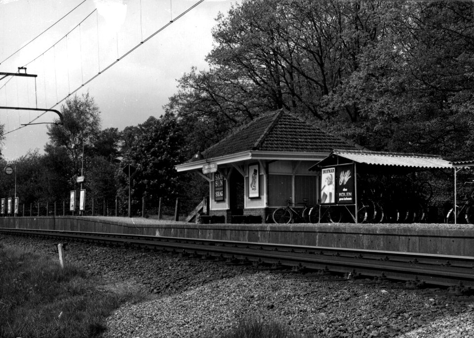 HUA-153028-Gezicht op het perron met fietsenstalling en abri van het N.S.-station Barneveld-Voorthuizen te Barneveld. N.B. De naam Barneveld-Voorthuizen is per 31 mei 1981 gewijzigd in Barneveld Noord
