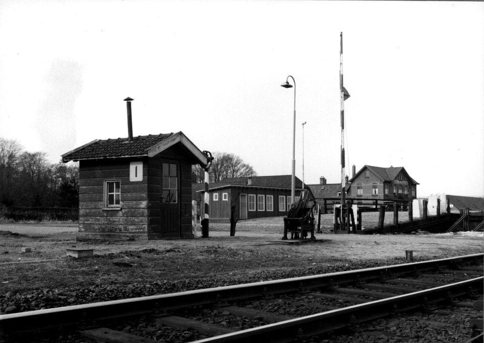 HUA-154735-Gezicht op de overwegpost Post I bij de spoorwegovergang in de Varsseveldseweg te Terborg