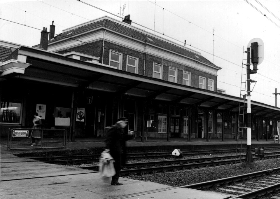 HUA-153024-Gezicht op de perronzijde van het N.S.-station Apeldoorn te Apeldoorn