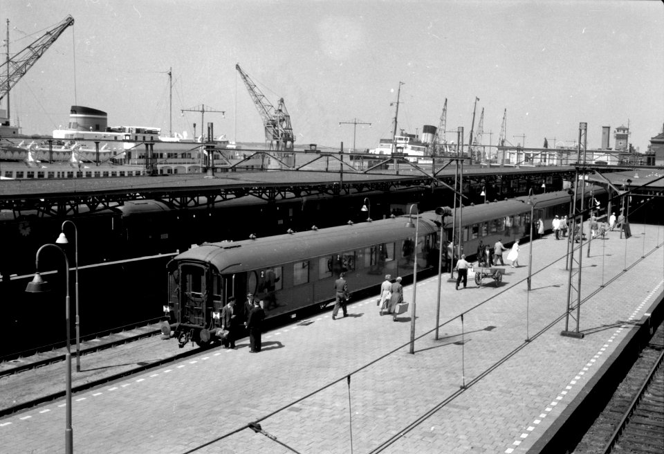 HUA-153123-Gezicht op het perron van het N.S.-station Hoek van Holland Haven te Hoek van Holland met langs het perron een boottrein